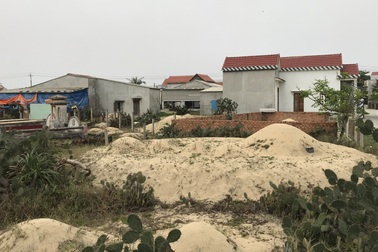 Người sống lấn chiếm đất của... người chết