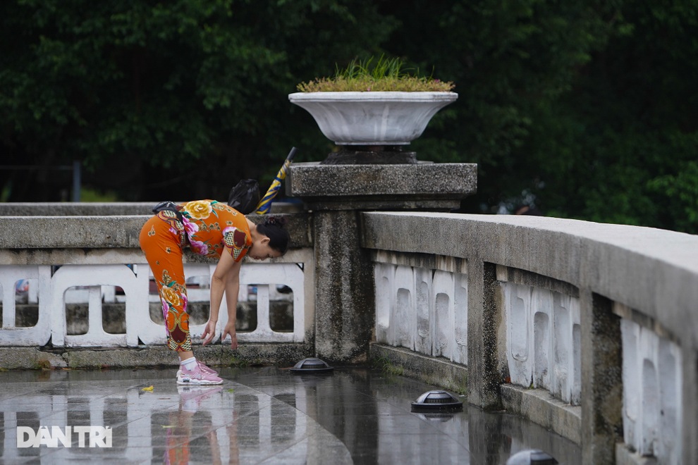 Công viên ở Hà Nội mở cửa, người dân đội mưa vào tập thể dục từ tờ mờ sáng - 3 Công viên ở Hà Nội mở cửa, người dân đội mưa vào tập thể dục từ tờ mờ sáng - 3