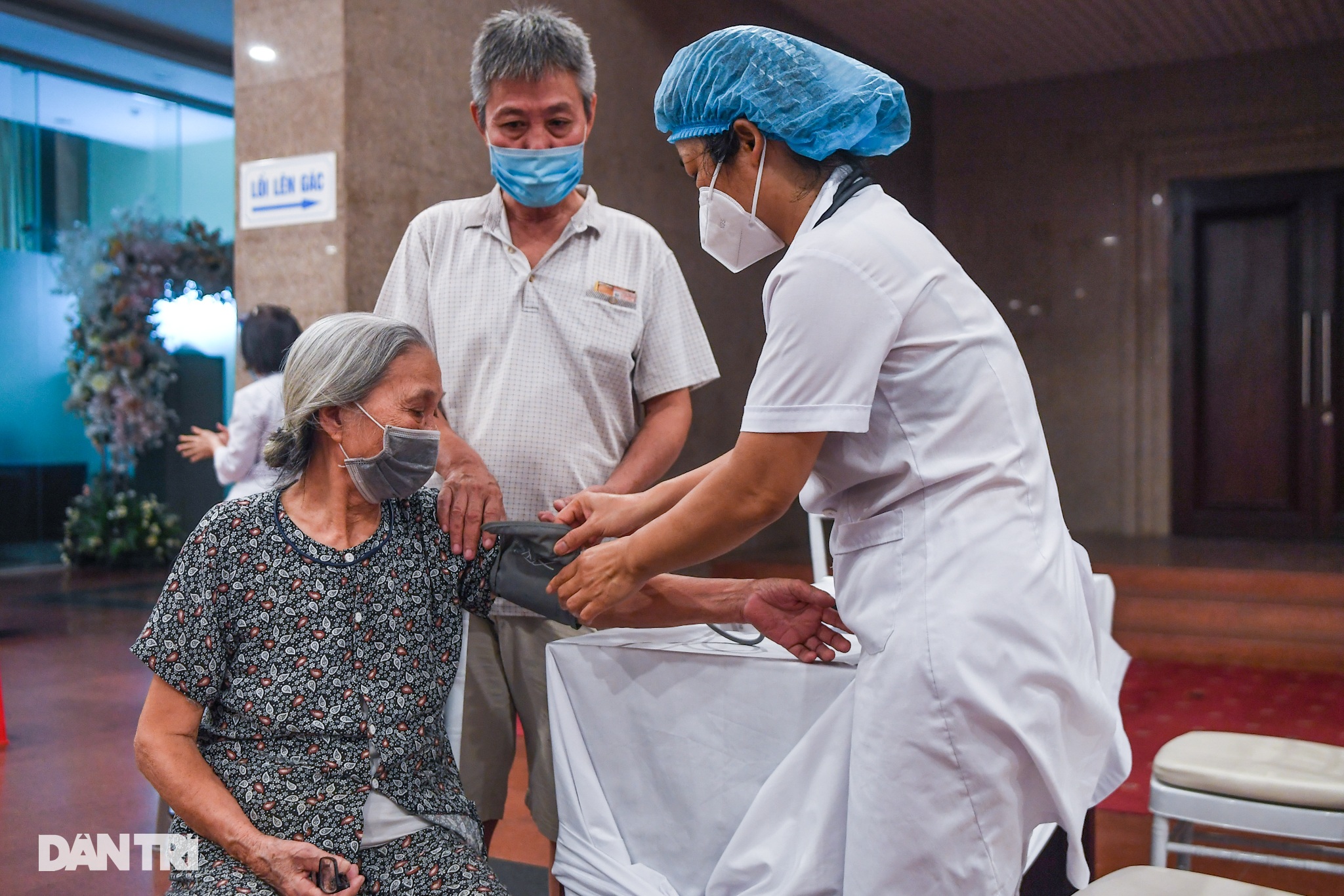 Xuyên đêm tổng lực tiêm vắc xin phòng Covid-19 cho người dân Hà Nội - 5 Xuyên đêm tổng lực tiêm vắc xin phòng Covid-19 cho người dân Hà Nội - 5