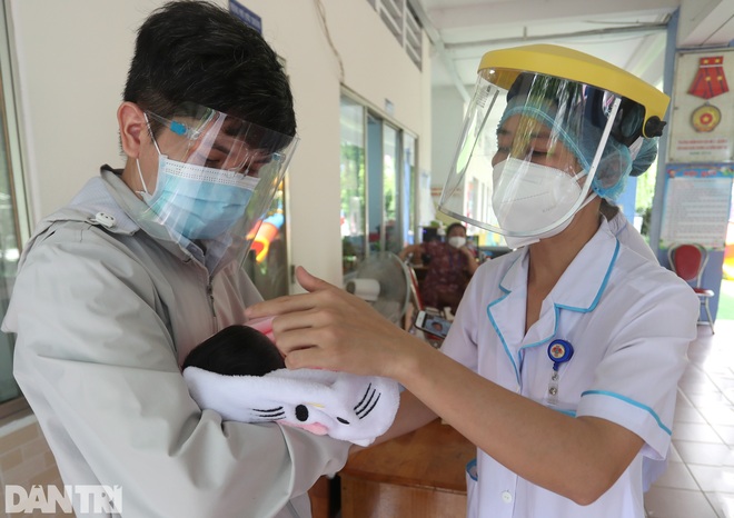 Nước mắt hạnh phúc của những bảo mẫu không chuyên chăm con cho F0 - 7 Nước mắt hạnh phúc của những bảo mẫu không chuyên chăm con cho F0 - 7