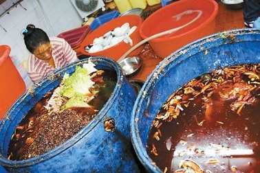 Bí ẩn "số phận" 164 thùng đồ hộp chứa "dầu bẩn"