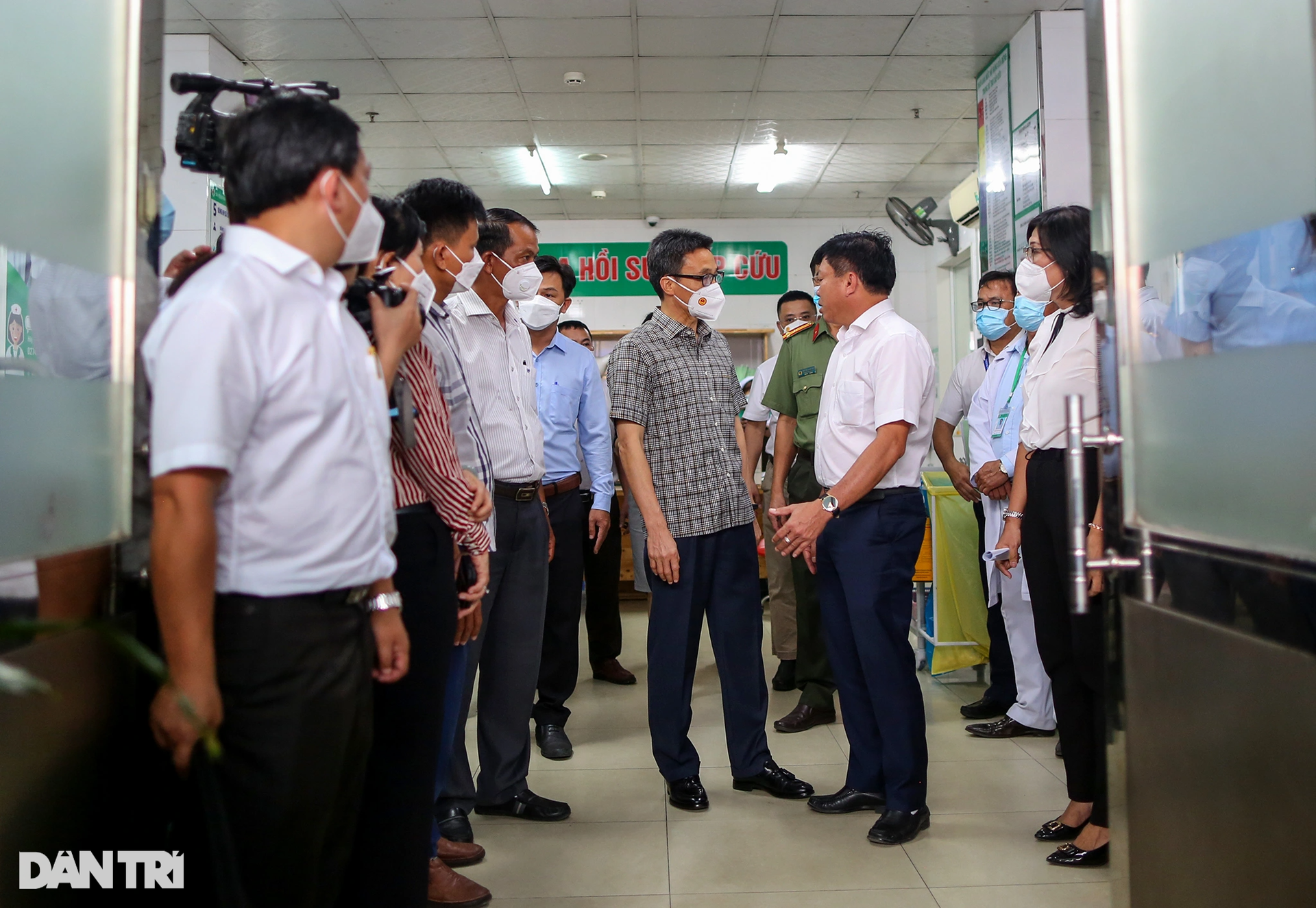 Phó Thủ tướng Vũ Đức Đam thị sát hiện trường vụ cháy khiến 32 người chết - 1 Phó Thủ tướng Vũ Đức Đam thị sát hiện trường vụ cháy khiến 32 người chết - 1