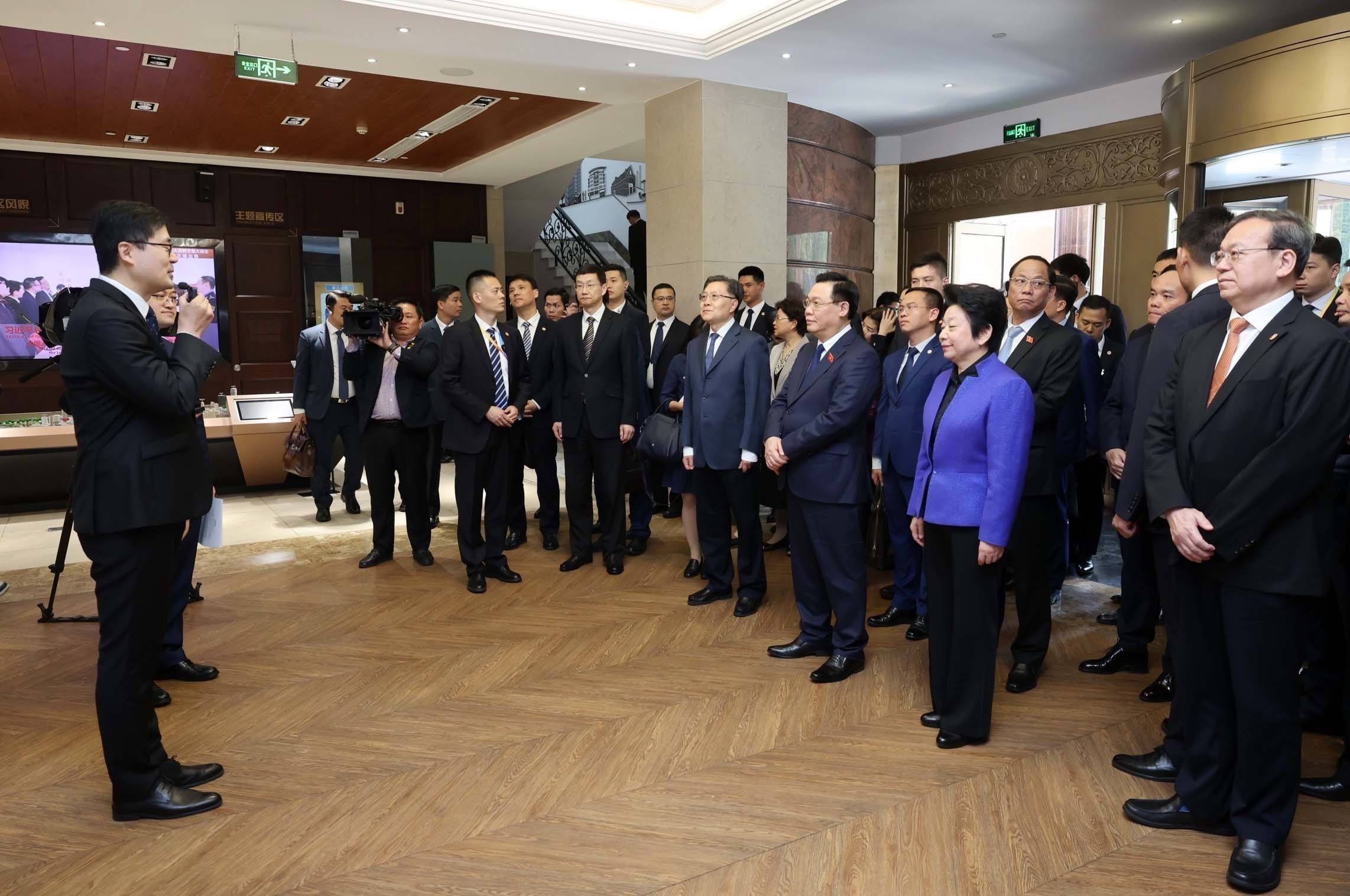 Chủ tịch Quốc hội Vương Đình Huệ thăm Trung tâm Lập pháp ở Thượng Hải - 2