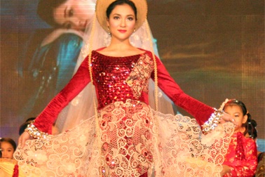 Hoa hậu Nguyễn Thị Huyền đẹp rực rỡ với áo dài xưa