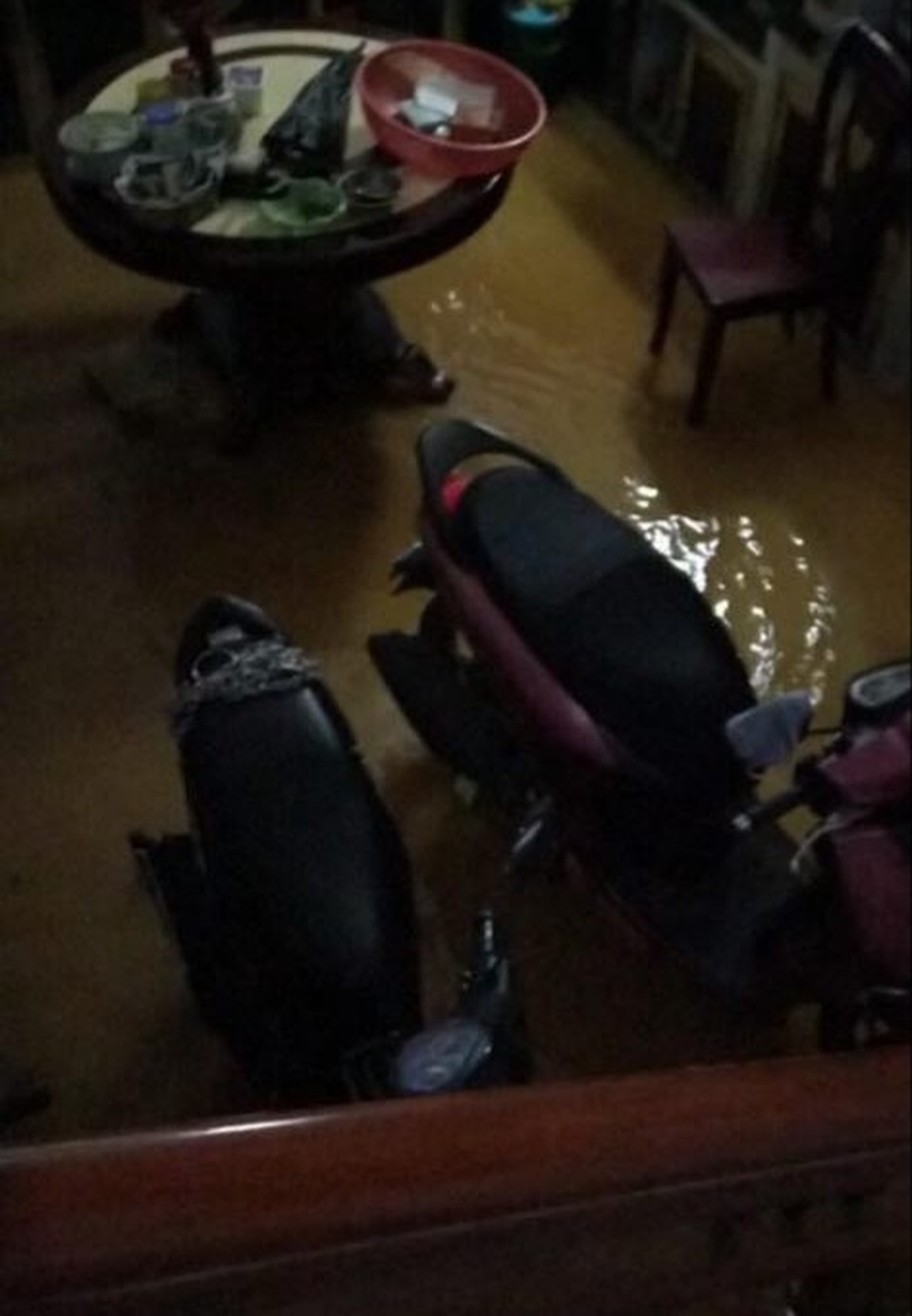 Nước dâng cao ngang thân ô tô sau trận mưa lớn - 5 Nước dâng cao ngang thân ô tô sau trận mưa lớn - 5