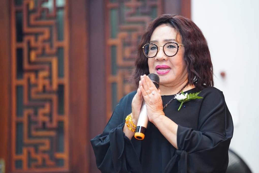 Ngọc Huyền túc trực sáng tối tại lễ tưởng niệm Diệp Lang, sức khỏe ra sao? - 5 Ngọc Huyền túc trực sáng tối tại lễ tưởng niệm Diệp Lang, sức khỏe ra sao? - 5