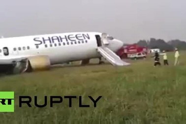 Hoảng hồn vì máy bay nổ lốp khi hạ cánh, lao khỏi đường băng