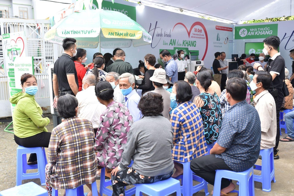 Biên Hòa: Ấm lòng 500 bà con nghèo đi khám bệnh miễn phí, nhận thuốc 0 đồng - 2 Biên Hòa: Ấm lòng 500 bà con nghèo đi khám bệnh miễn phí, nhận thuốc 0 đồng - 2