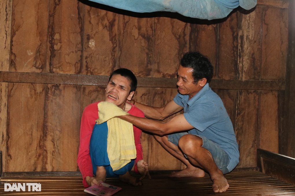 Vợ nằm liệt, 2 con thiểu năng la hét cả ngày, người chồng lặng lẽ gồng gánh - 2 Vợ nằm liệt, 2 con thiểu năng la hét cả ngày, người chồng lặng lẽ gồng gánh - 2