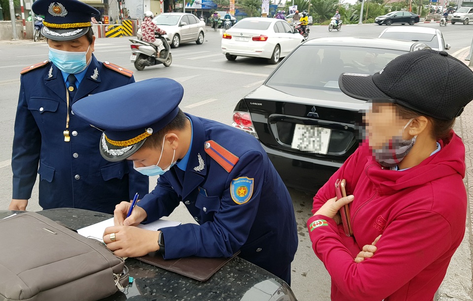 Xe khách nhái xe buýt, vô tư đón trả khách trong trạm trung chuyển - 6 Xe khách nhái xe buýt, vô tư đón trả khách trong trạm trung chuyển - 6