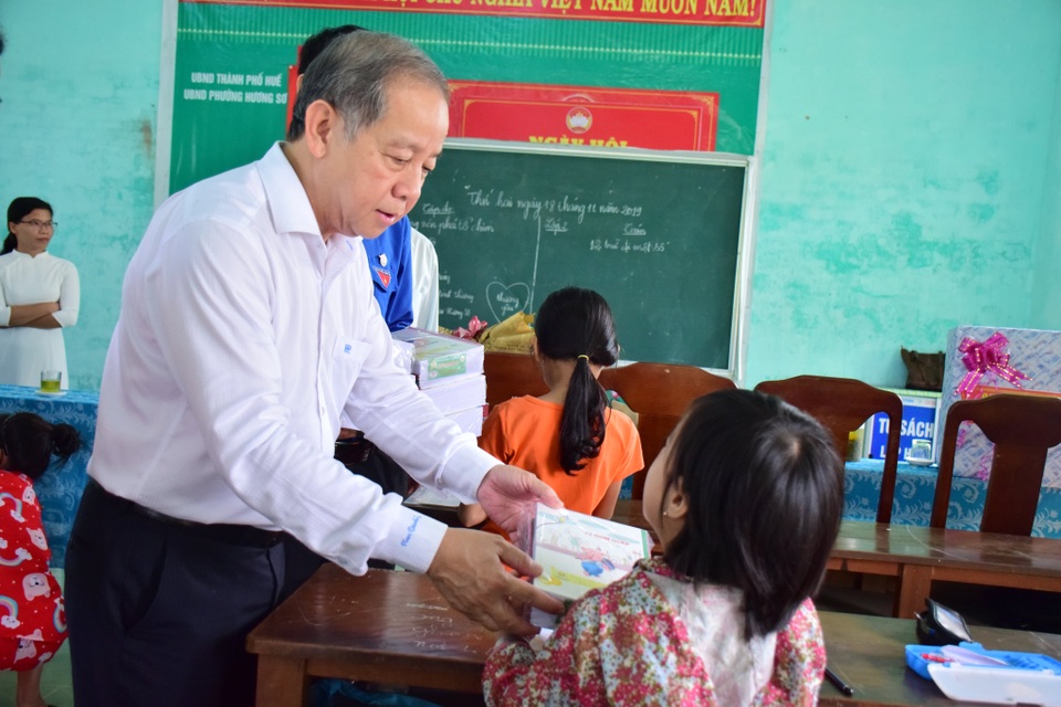 Chủ tịch tỉnh Thừa Thiên Huế thăm giáo viên lớp học tình thương - 4 Chủ tịch tỉnh Thừa Thiên Huế thăm giáo viên lớp học tình thương - 4
