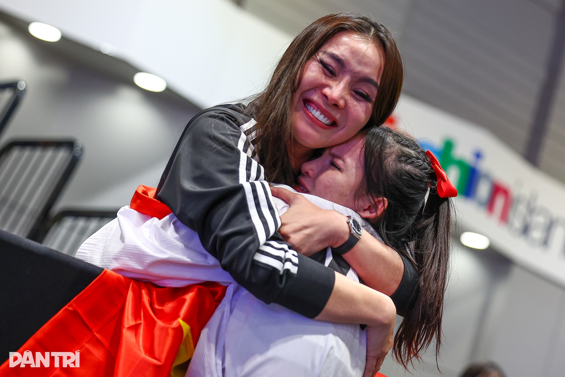 Glädjetårar flödade från taekwondo-atleterna efter att ha vunnit guldmedaljen vid de 33:e SEA-spelen. Giọt nước mắt vỡ oà của các VĐV taekwondo với tấm HCV SEA Games 33 - 6