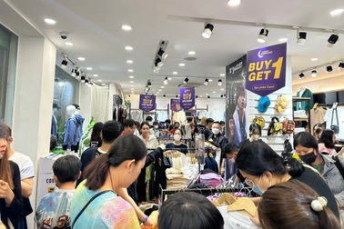 Couple TX mở sale giữa đêm, thu hút nhiều khách hàng mua sắm