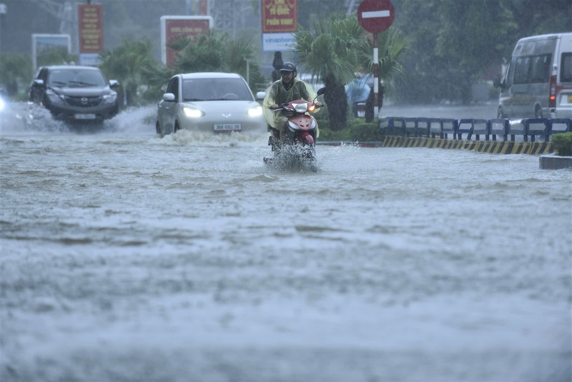Nước dâng cao ngang người, dân cuống cuồng cứu tài sản - 1 Nước dâng cao ngang người, dân cuống cuồng cứu tài sản - 1