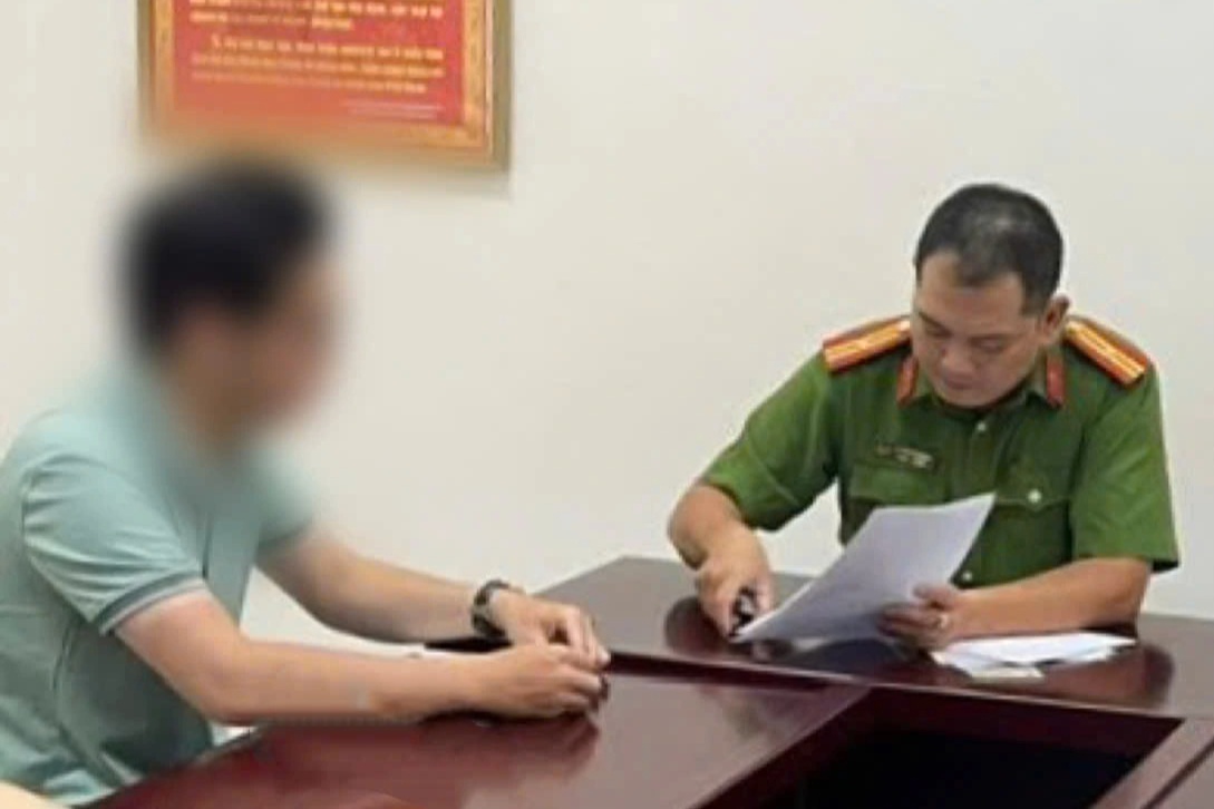 Danh tính nam thanh niên khỏa thân đuổi theo cô gái ở Hà Nội - 1