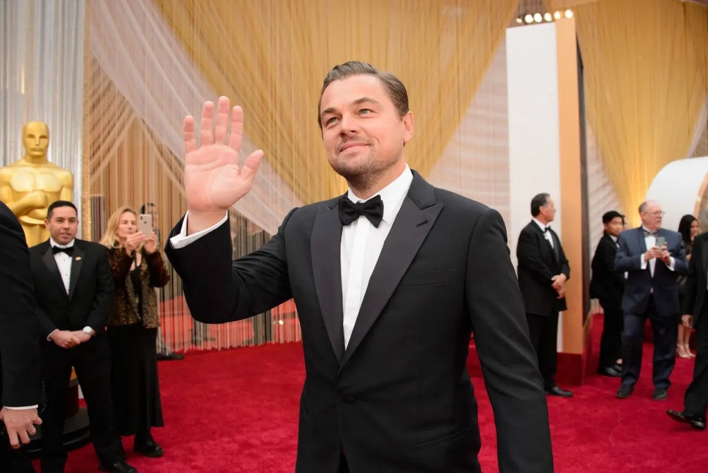 Leonardo DiCaprio được bênh vực sau khi bị chê giống ông trùm Playboy - 1 Leonardo DiCaprio được bênh vực sau khi bị chê giống ông trùm Playboy - 1