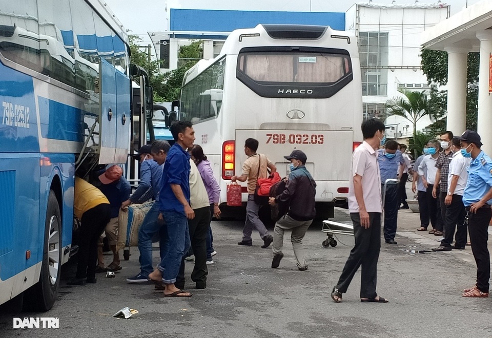 Hơn 1.000 khách phải trung chuyển bằng ô tô vì đường sắt tê liệt - 2 Hơn 1.000 khách phải trung chuyển bằng ô tô vì đường sắt tê liệt - 2