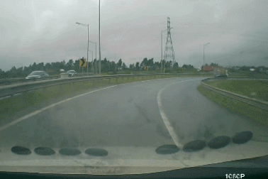 Nổi bật tuần qua: Vào cua nhanh trên đường trơn, ô tô xoay vòng như phim