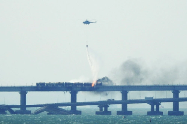 Ukraine cảnh báo đánh sập cầu huyết mạch Crimea