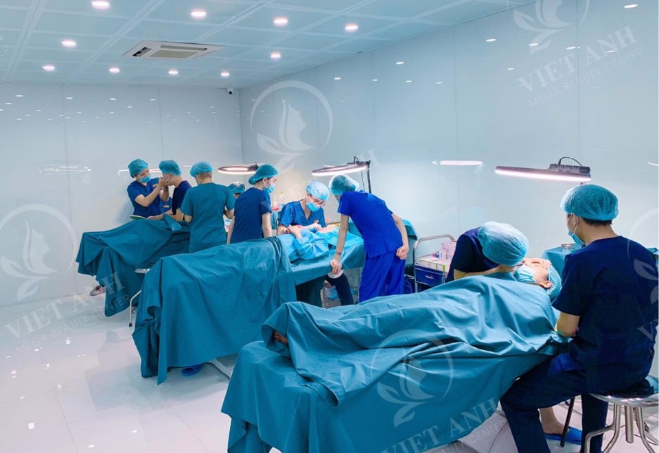 Lực lượng thanh tra bị cơ sở thẩm mỹ chui khóa cửa, chặn đường - 3 Lực lượng thanh tra bị cơ sở thẩm mỹ chui khóa cửa, chặn đường - 3
