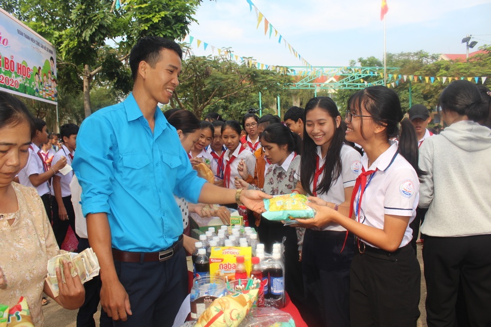 Thầy giáo trẻ và hành trình “ngăn dòng bỏ học” - 2 Thầy giáo trẻ và hành trình “ngăn dòng bỏ học” - 2