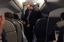 Hoàng tử William bất ngờ đi máy bay thương mại tới gặp Obama