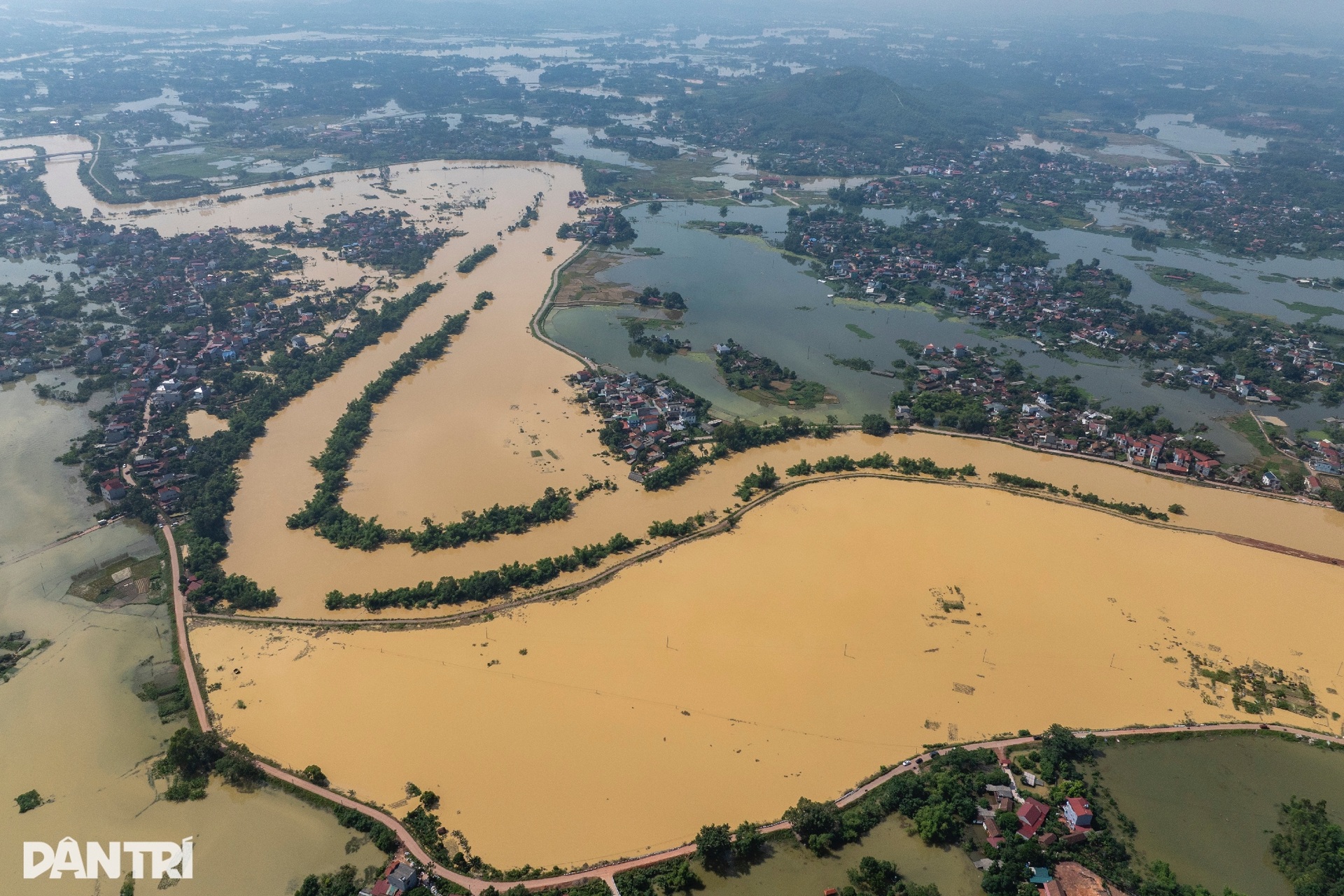Khung cảnh xót xa với những mái nhà chìm sâu dưới dòng nước lũ - 1
