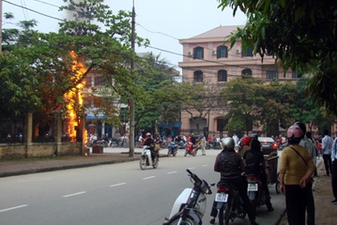 Tủ điện bốc cháy ngùn ngụt trên phố