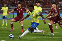 Vinicius đá hỏng phạt đền, Brazil rơi chiến thắng trước  Venezuela