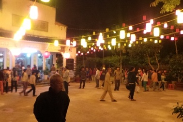 Vẫn còn hàng trăm người kéo về xem “Phật hiện” mỗi đêm