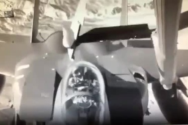 Khoảnh khắc tiêm kích F-15E Mỹ va chạm với máy bay tiếp dầu trên không