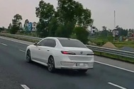 Tài xế ô tô BMW bị phạt 23 triệu đồng vì gắn biển số bị che lấp