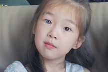 Người mẹ lo lắng con gái có 2 màu mắt sẽ bị kỳ thị ở trường học và cái kết