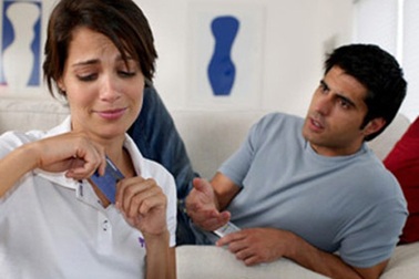 Vợ hỏi tiền, chồng trả lời bằng nắm đấm