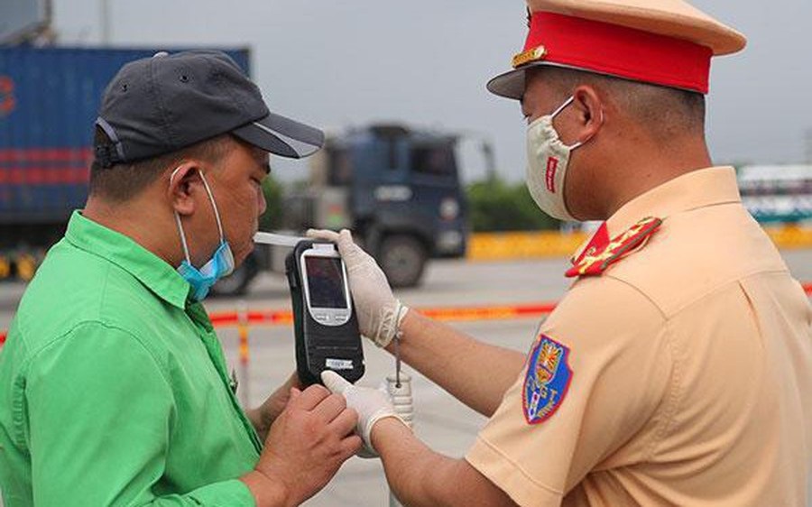 Bộ Công an đề xuất giảm tiền phạt với vi phạm nồng độ cồn mức tối thiểu - 1