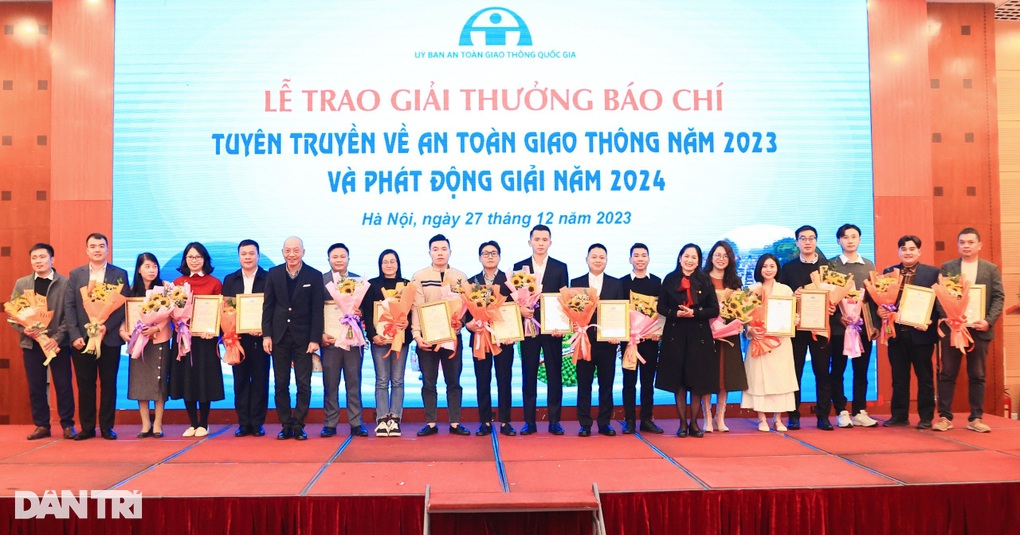 Báo Dân trí đạt giải Báo chí tuyên truyền về ATGT năm 2023 - 1 Báo Dân trí đạt giải Báo chí tuyên truyền về ATGT năm 2023 - 1