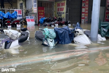 Xe máy bị ngập nước sau mưa lớn: Chỉ cần lau khô bugi là đủ?