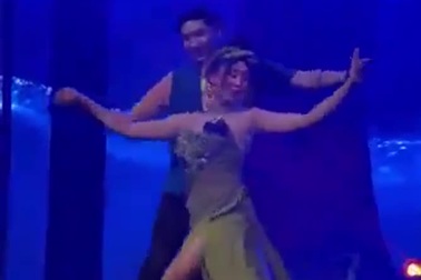 Vũ công gặp sự cố bất ngờ khi trình diễn khiến
