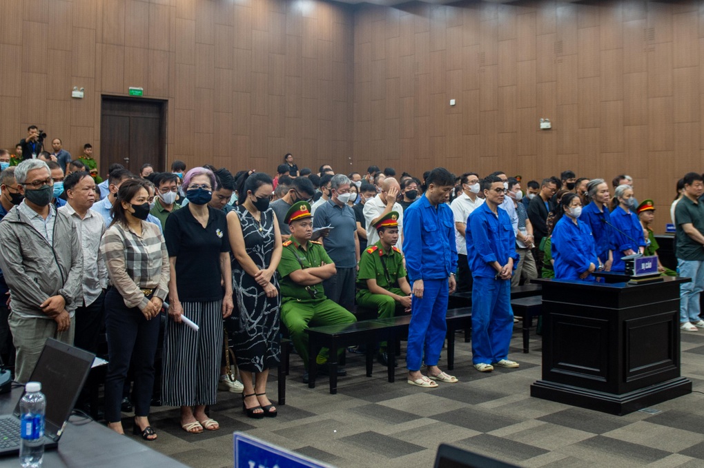 Loạt cựu quan chức, doanh nhân hầu tòa trong vụ đánh bạc 2.600 tỷ đồng - 1 Loạt cựu quan chức, doanh nhân hầu tòa trong vụ đánh bạc 2.600 tỷ đồng - 1