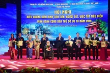 Trao danh hiệu “Công dân Thủ đô ưu tú” cho anh hùng từng nhờ đồng đội chặt hộ cánh tay bị địch bắn gãy nát