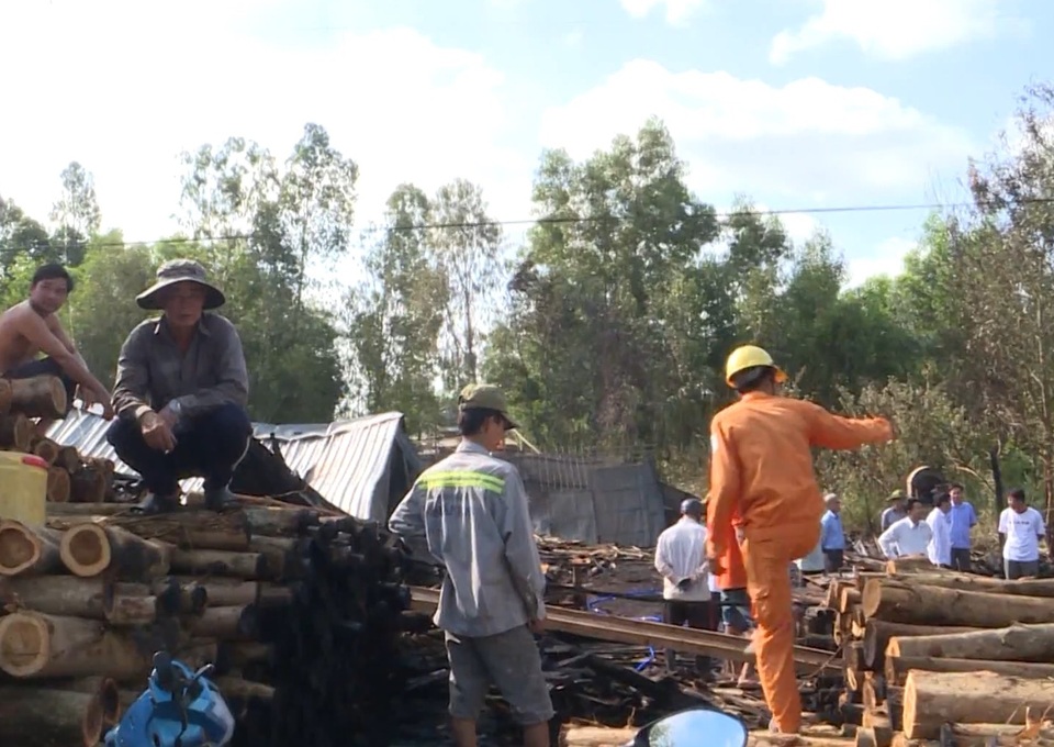 Cháy xưởng gỗ giữa đêm mùng 4 Tết - 1 Cháy xưởng gỗ giữa đêm mùng 4 Tết - 1