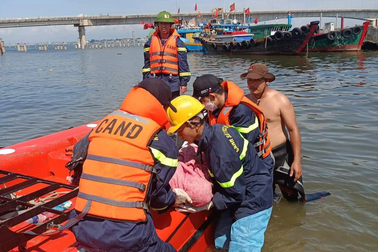 Người mẹ trẻ nghi ôm con 4 tuổi nhảy cầu tự tử