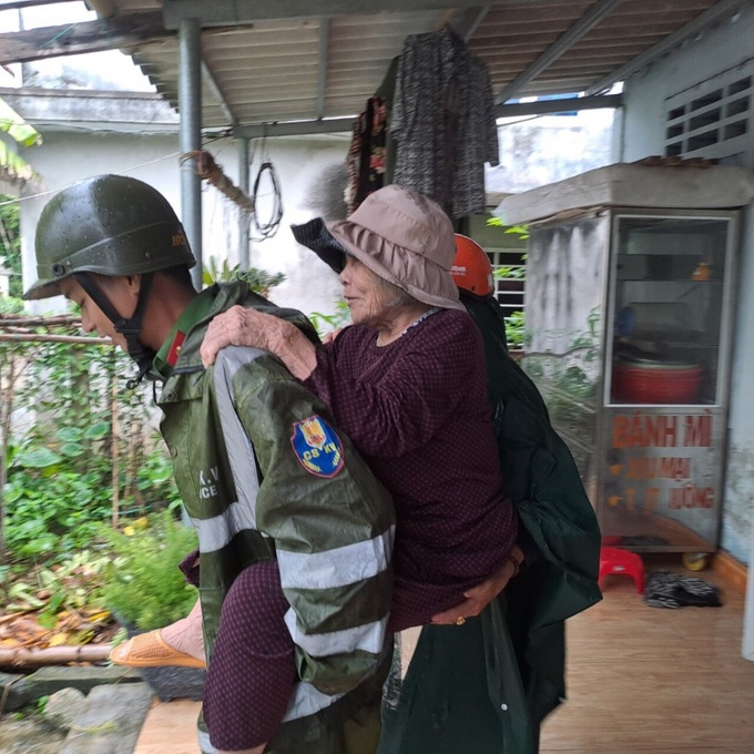 Công an thị xã Hương Thuỷ, Thừa Thiên Huế hỗ trợ người già yếu di dời đến nơi an toàn phòng, chống bão Noru