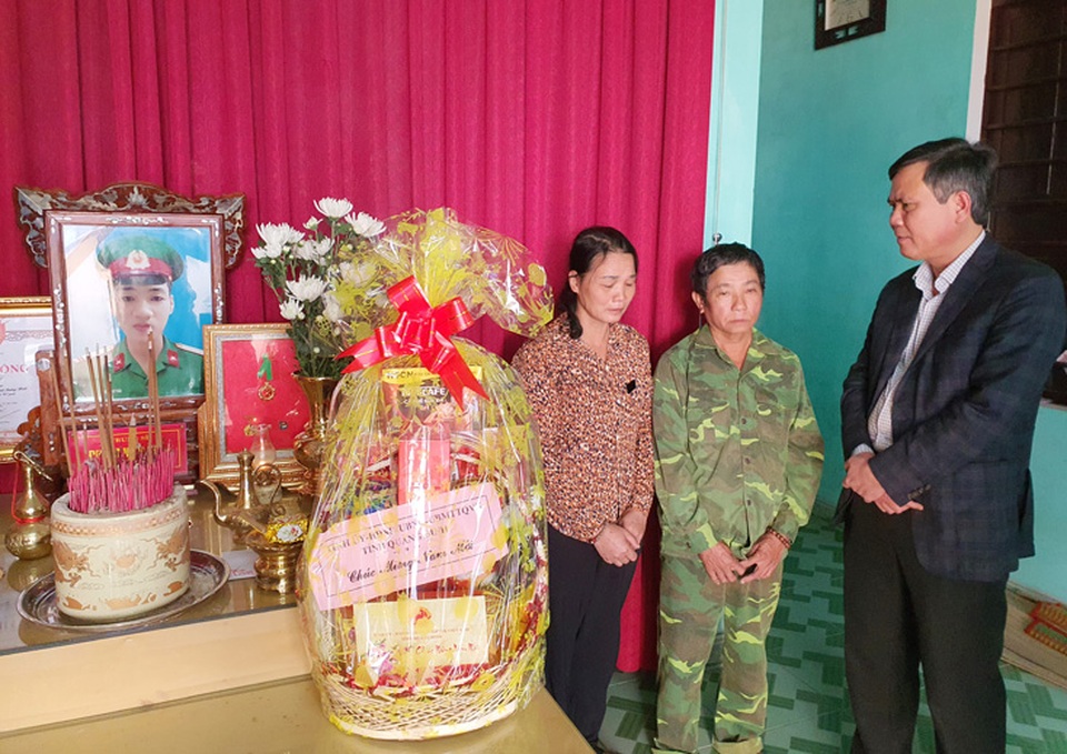 Chủ tịch UBND tỉnh Quảng Bình chúc Tết Bà mẹ Việt Nam anh hùng - 2 Chủ tịch UBND tỉnh Quảng Bình chúc Tết Bà mẹ Việt Nam anh hùng - 2