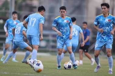 Khuất Văn Khang: “Trận gặp U22 Lào không nói trước được điều gì”