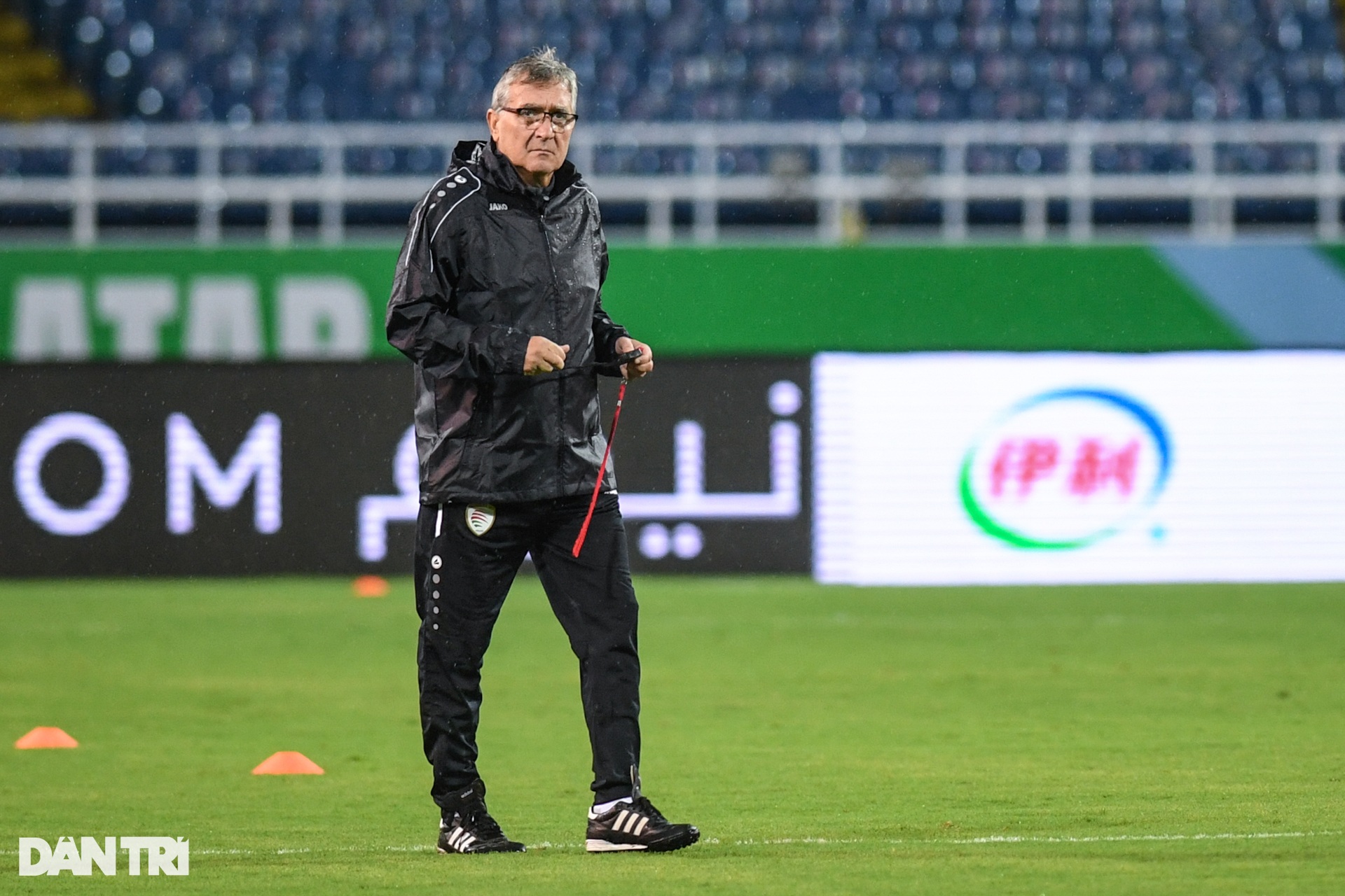 Cầu thủ Oman phô diễn kỹ thuật trong buổi luyện công dưới mưa tại Mỹ Đình - 5