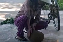 Bà lão bán quả mít lấy tiền viếng đám ma nhưng bị từ chối và cái kết