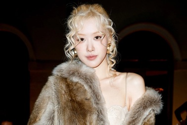 Rosé xinh đẹp, gợi cảm nhưng trông như "da bọc xương" tại show thời trang