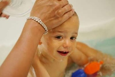 Trẻ sơ sinh: Không phải cứ tắm nhiều là tốt!