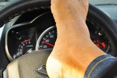 Người đàn ông mất cả hai tay vẫn được cấp bằng lái ô tô